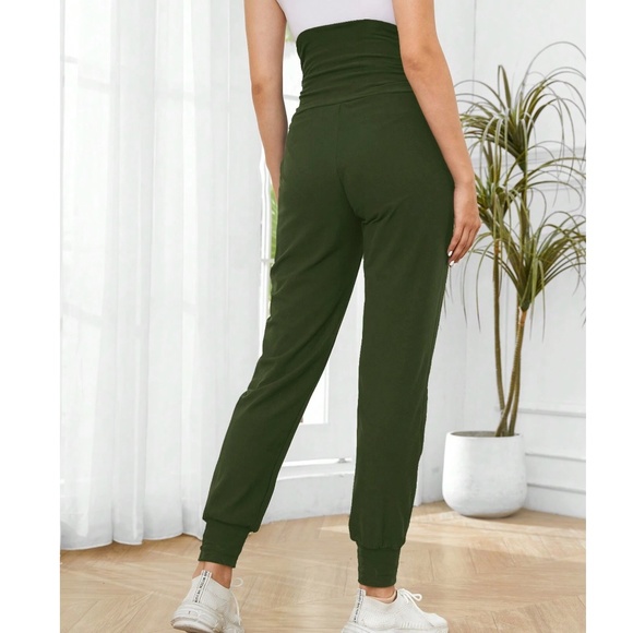 Maternity Minimalist Pockets Joggers - Picture 3 of 8